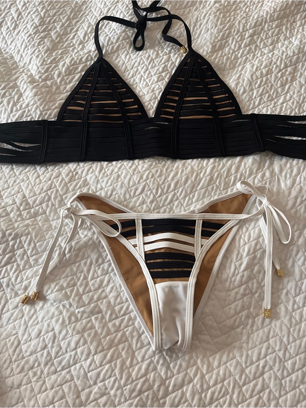 🩵Beach Bunny Black & White Strappy Cutout Bikini Set🩵medium